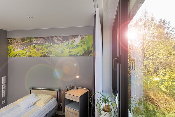 Ausblick aus einem Zimmer ins Grüne
