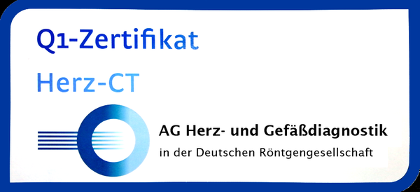 Rechteckige Grafik mit dem Text 'Q1-Zertifikat Herz-CT' und dem Logo der AG Herz- und Gefäßdiagnostik in der Deutschen Röntgengesellschaft