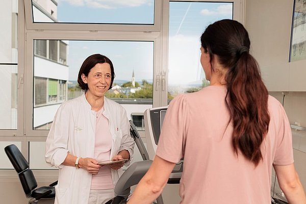 Gespräch zwischen Ärztin und Patientin
