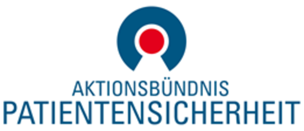 Logo des Aktionsbündnis Patientensicherheit mit blauem Kreis, rotem Punkt und Schriftzug