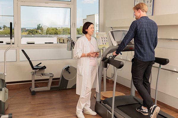 Training eines Patients mit Ärztin