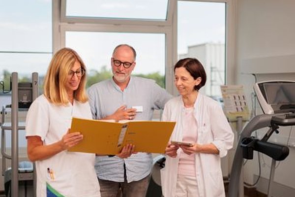 Zwei Ärztinnen und Patient