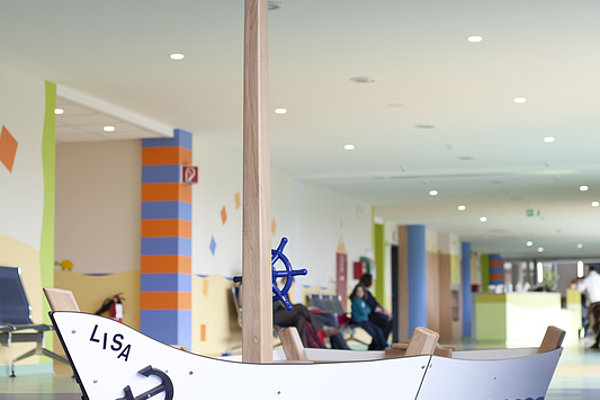 Kinderpiratenschiff mit Mast und Totenkopf-Flagge im Innenraum, vorne Name 'Lisa' und Ankerzeichnung