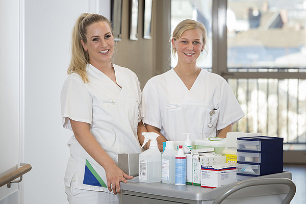 Krankenschwestern mit Wagen