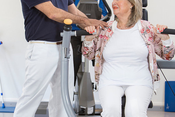 Übung einer Patienten mit Hilfe eines Arztes