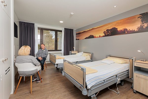 Modernes Zimmer in dem ein Gespräch stattfindet