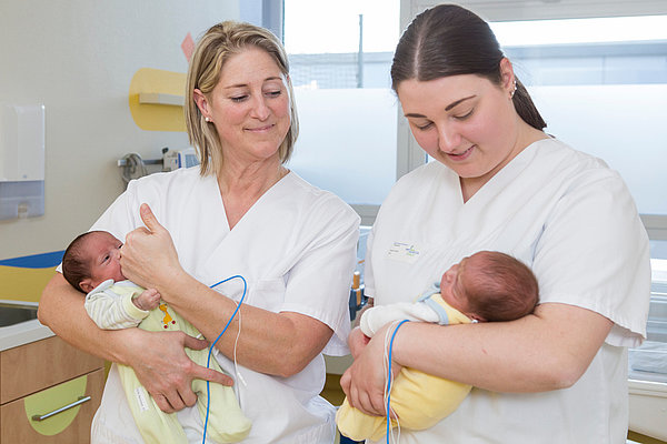 Krankenschwestern mit jeweils einem Kind