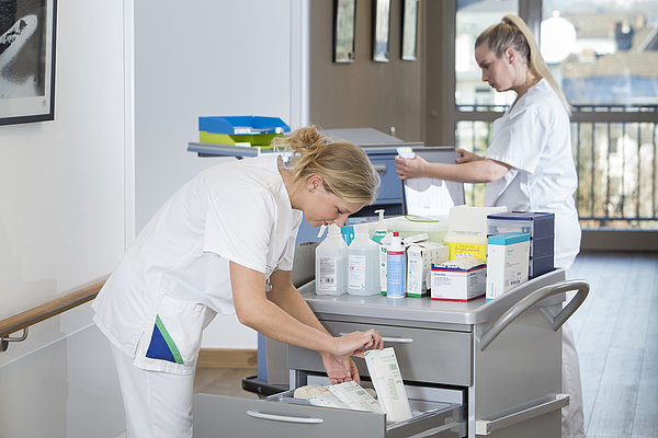 Krankenschwester am Wagen suchend