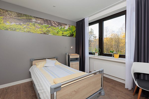 Zimmer mit großem Fenster