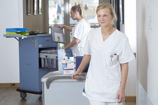 Krankenschwester mit Wagen
