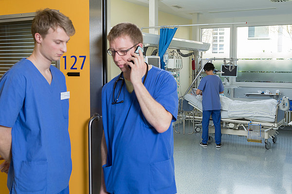 Krankenpfleger am telefonieren