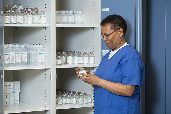 Krankenpfleger an dem Medizinschrank