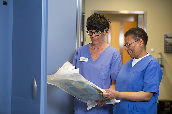Krankenschwestern am lesen