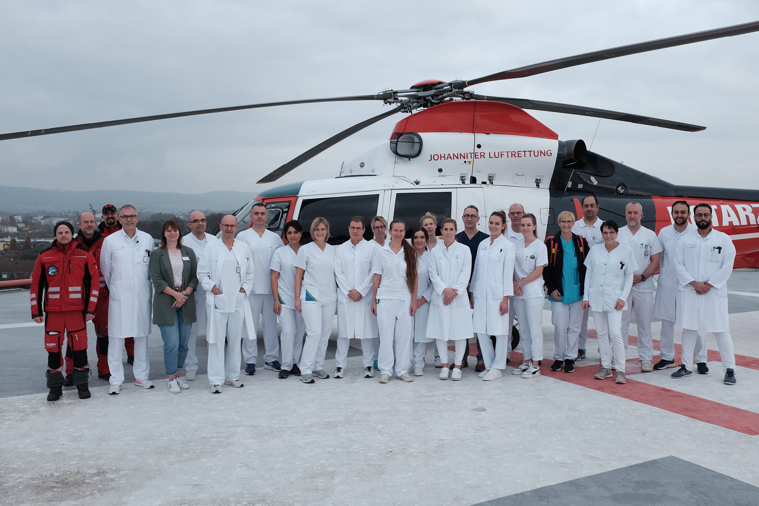Ärzteteam vor einem Helikopter