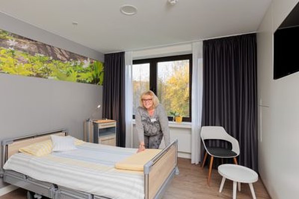 Modernes Zimmer mit Frau in der Mitte