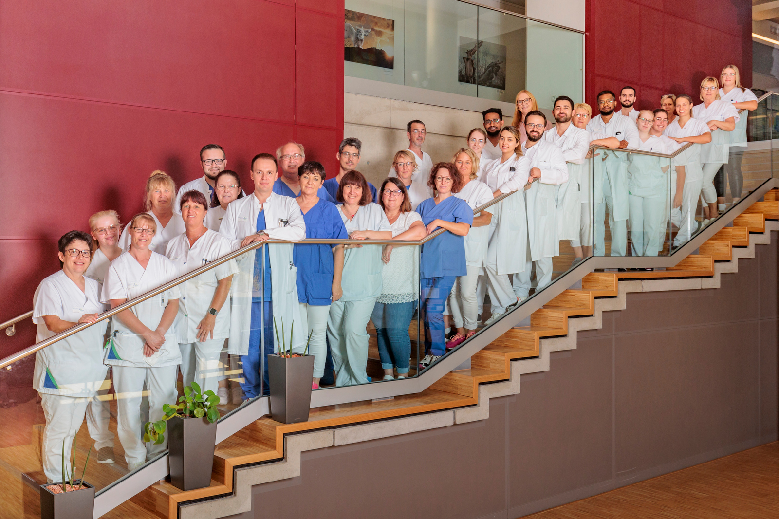 Ärzteteam auf einer Treppe
